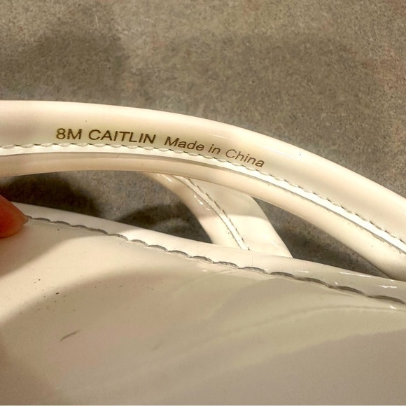J. McLaughlin Caitlin White Patent Leather Flip Flops Slip On Sandals Thongs 8 - Picture 3 of 10